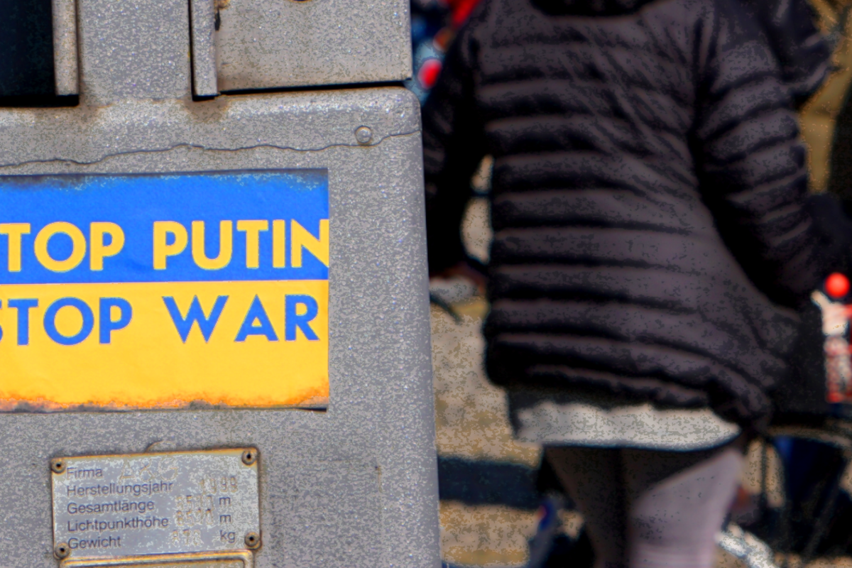 Aufkleber gegen den Krieg in der Ukraine im Jahr 2022