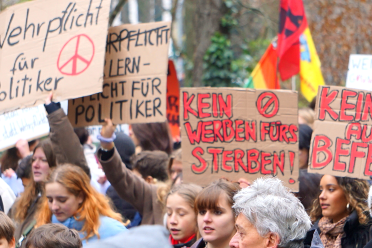 Mit einer Fördermitgliedschaft stärkst du das Netzwerk Friedenskooperative und die Friedensbewegung.