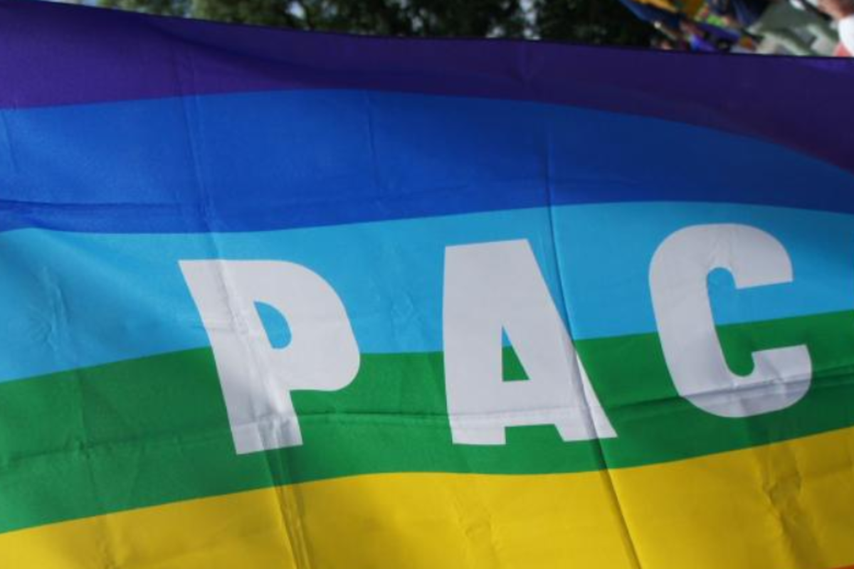 Eine Friedensfahne mit der Aufschrift "Pace" flattert im Wind.