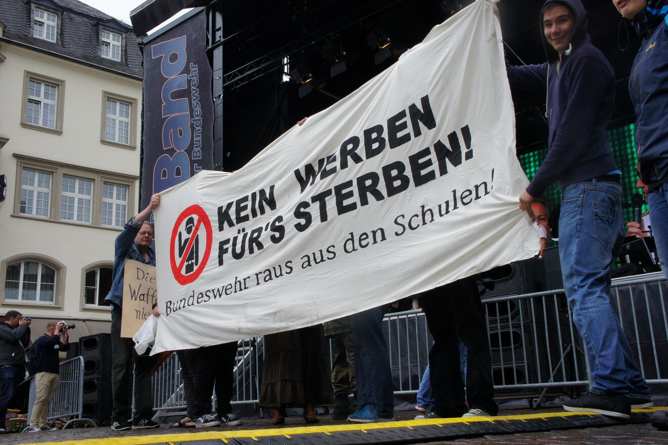 11. Juni 2016: Aktionstag gegen Militär-Propaganda