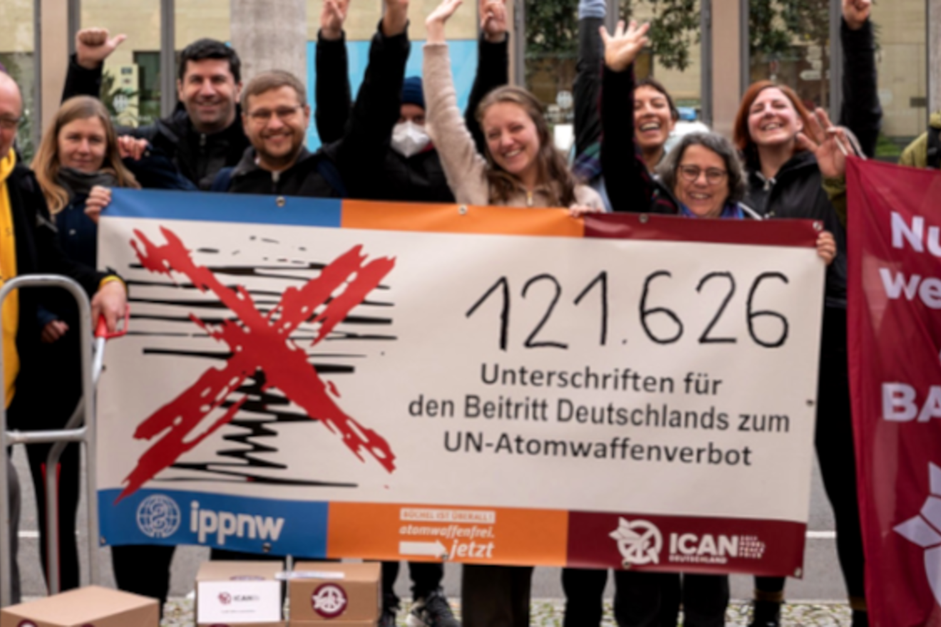 Atomwaffenverbot: 121.626 Unterschriften ans Auswärtige Amt überreicht