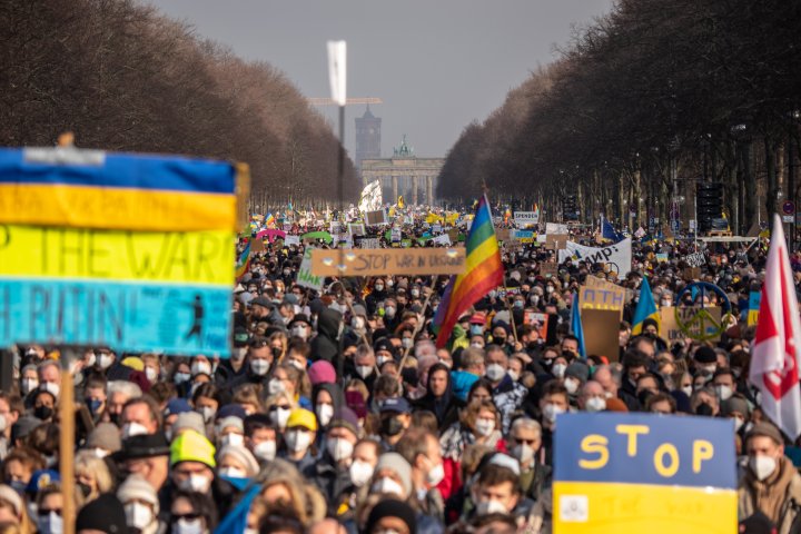 Zehntausende von Menschen demonstrieren in Berlin gegen den russischen Angriffskrieg auf die Ukraine