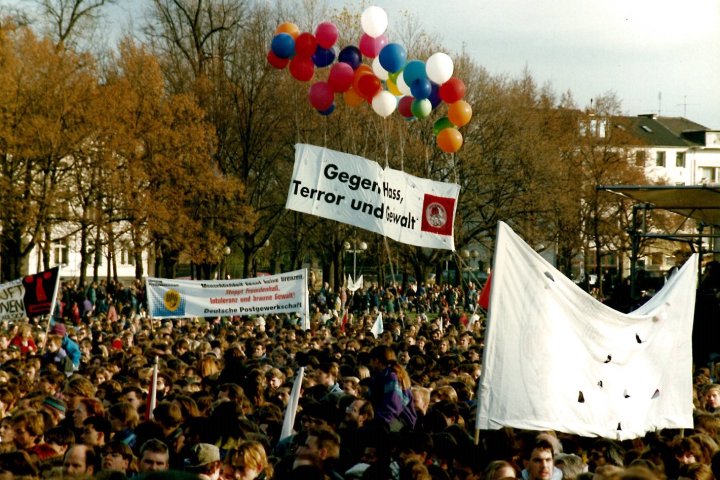 Demo in Bonn für Asylrecht mit Tausenden von Menschen