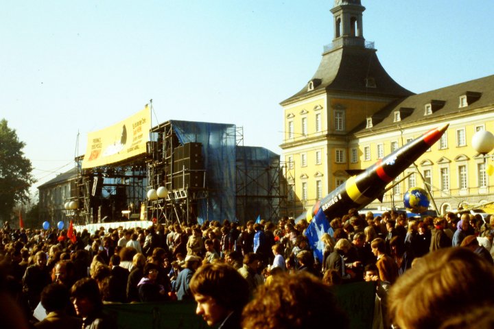 Menschenmenge die auf dem Hofgarten in Bonn 1983 gegen Atomwaffen demonstrieren