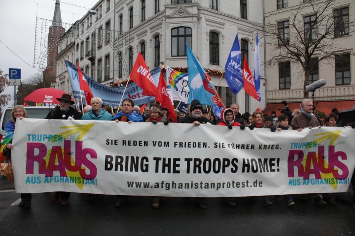 Menschen halten ein Banner mit der Aufschrift Bundeswehr raus aus Afghanistan