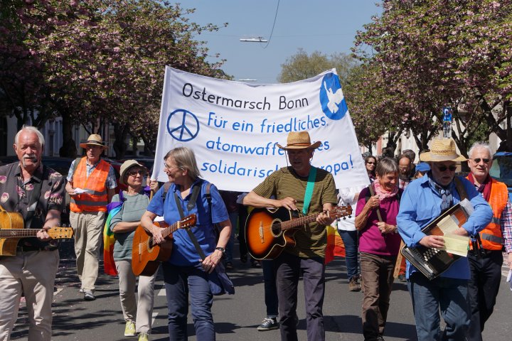 Menschen demonstrieren bei dem Ostermarsch in Bonn
