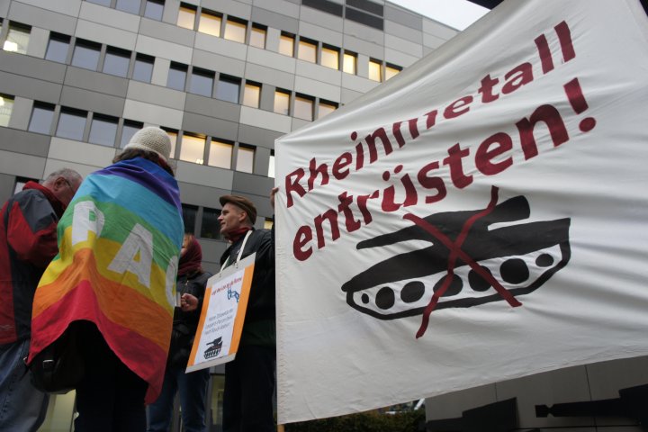 Banner mit der Aufricht Rheinmetall entrüsten und durchgestrichenem Panzer