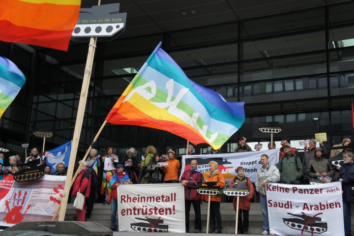 Friedensfahne und Protestbanner vor der Zentrale von Rheinmetall