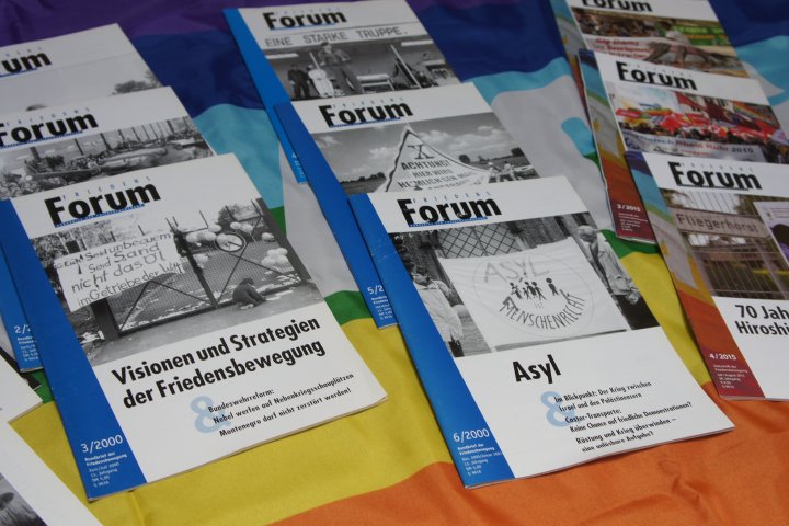 Mehrere Ausgaben des FriedensForums, Zeitschrift der Friedensbewegung