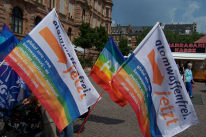 Fahnen an Fahrrädern vor dem Rathaus in Darmstadt mit der Aufschrift "atomwaffenfrei.jetzt"