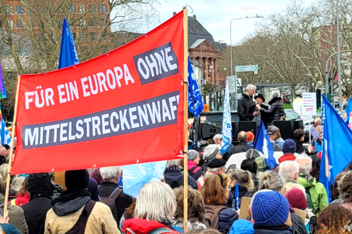 4.000 Menschen bei Demo gegen Mittelstreckenwaffen