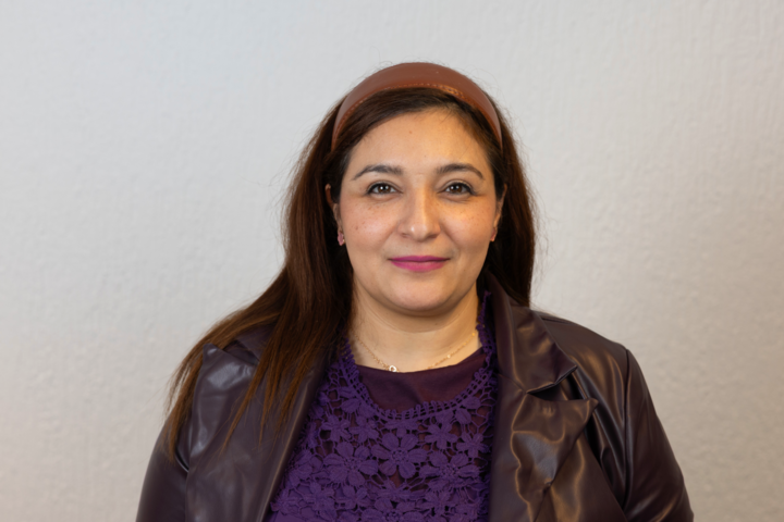 Abeer Amoura behält die Finanzen des Netzwerk Friedenskooperative im Blick.