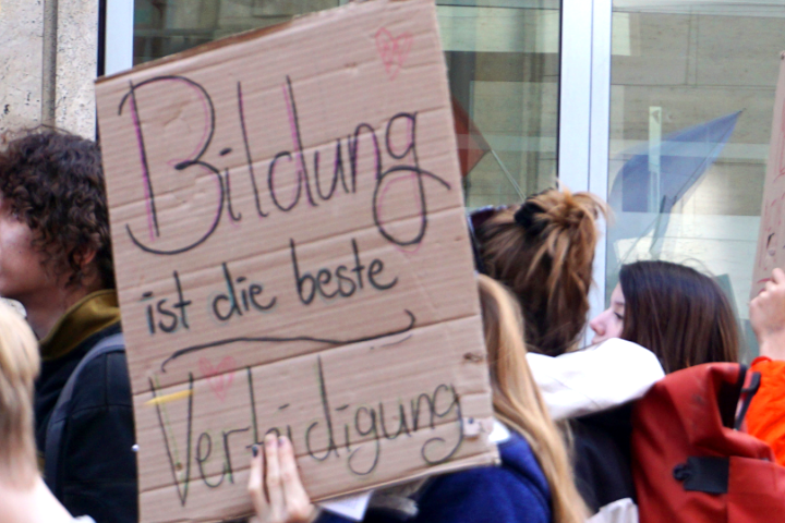 Ein Demo-Schild mit der Aufschrift "Bildung ist die beste Verteidigung"