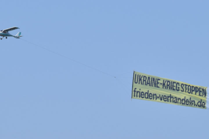 Flugzeugbanner-Aktion über Hannover