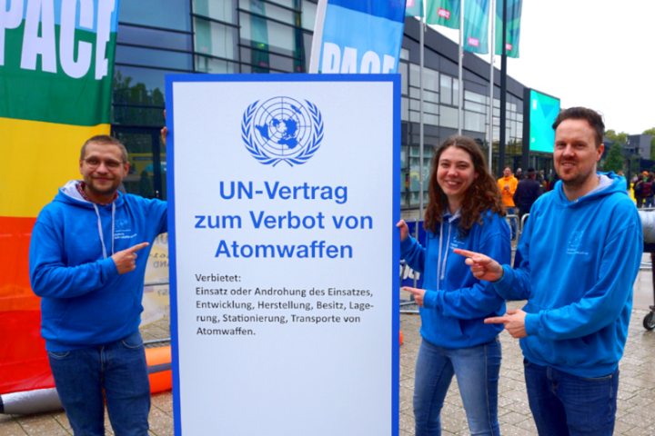 Friedensarbeiter*innen Marvin, Annegret und Philipp werben für den Atomwaffenverbotsvertrag