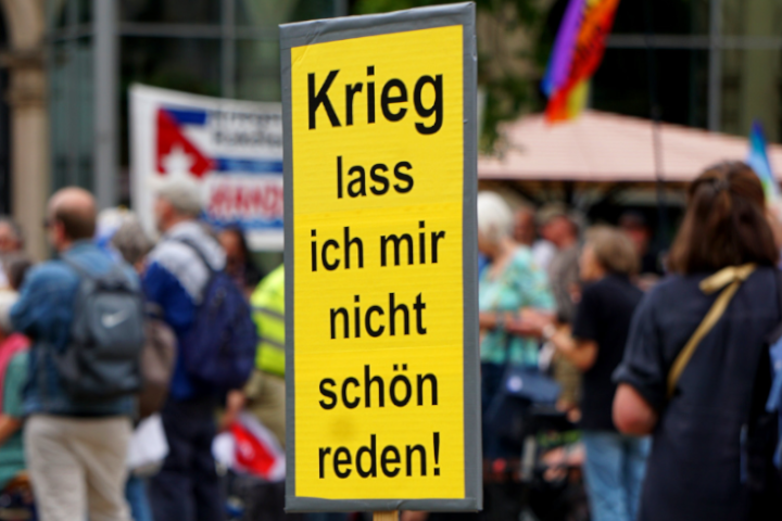 Ein Demoschild mit der Aufschrift: "Krieg lass ich mir nicht schön reden!""
