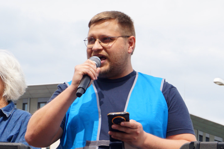 Marvin hält in Wiesbaden eine Rede