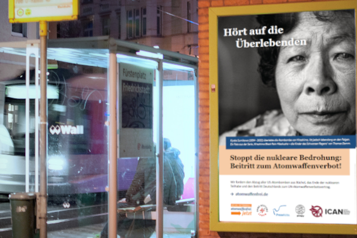 Plakataktion für das Atomwaffenverbot in Berlin